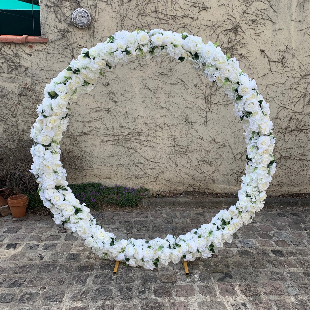 Rangée de fleurs artificielles type roses et pivoines blanches