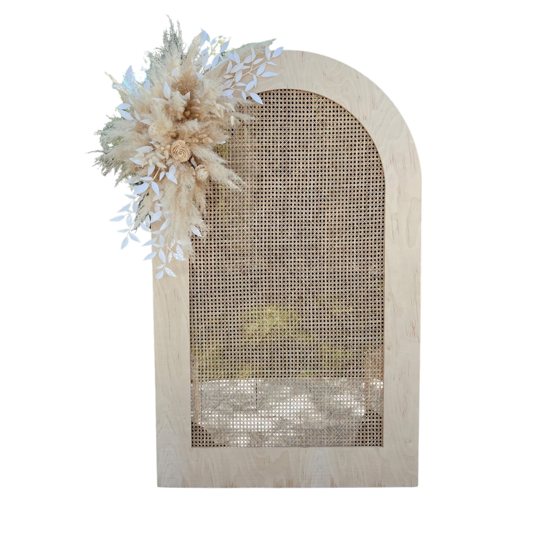 Backdrop en rotin avec composition florale